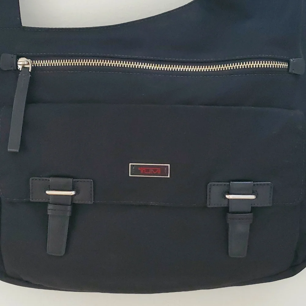 Tumi Pucket E/W Flap Crossbody Messenger Bag in Black/Silver/Leather…